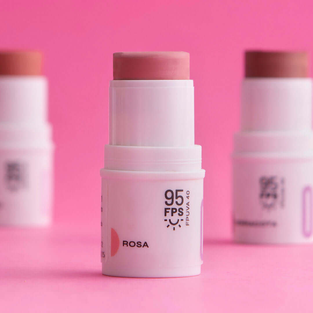 Bastão 3 em 1 Blush, Batom e Sombra FPS 95 Experimente o Blush Stick da Ollie. FPS 95, FPUVA 40, vitamina C e em cinco cores lindas e textura aveludada. Experimente praticidade com o Bastão 3 em 1 Ollie.